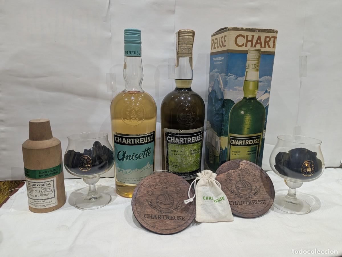 Botellas antiguas: chartreuse y Anisette chartreuse tarragona vasos y posavasos de madera y elixir a&ntilde;o 2010
