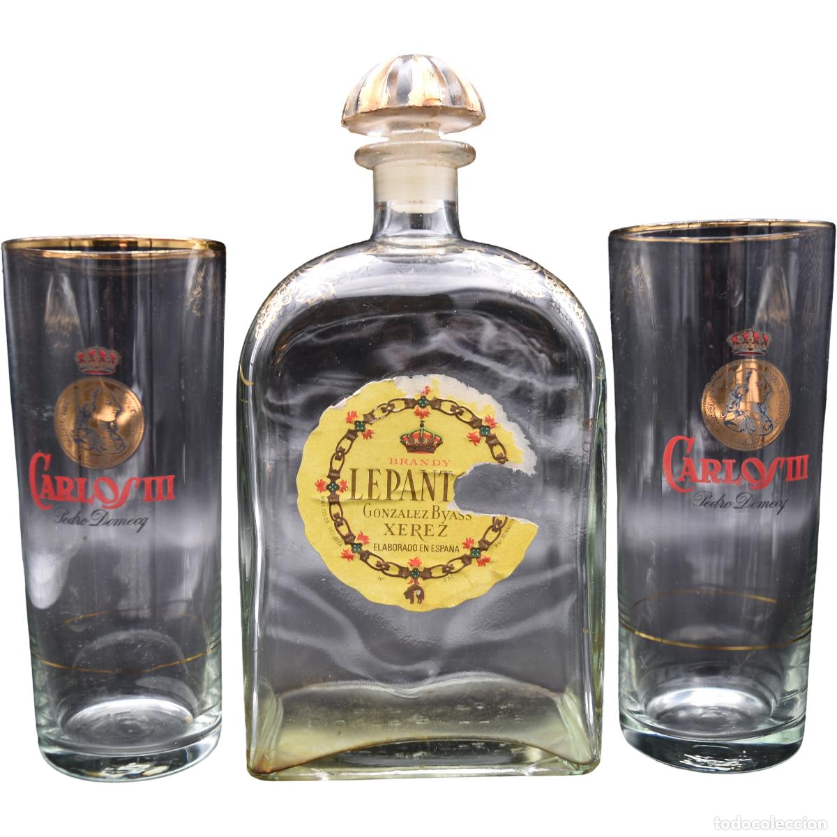 Botellas antiguas: Botella antigua de cristal con dos vasos de Carlos III