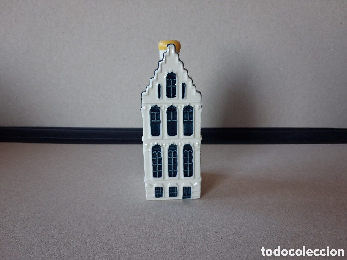 Botellas antiguas: Casita botella en cer&aacute;mica de Delft