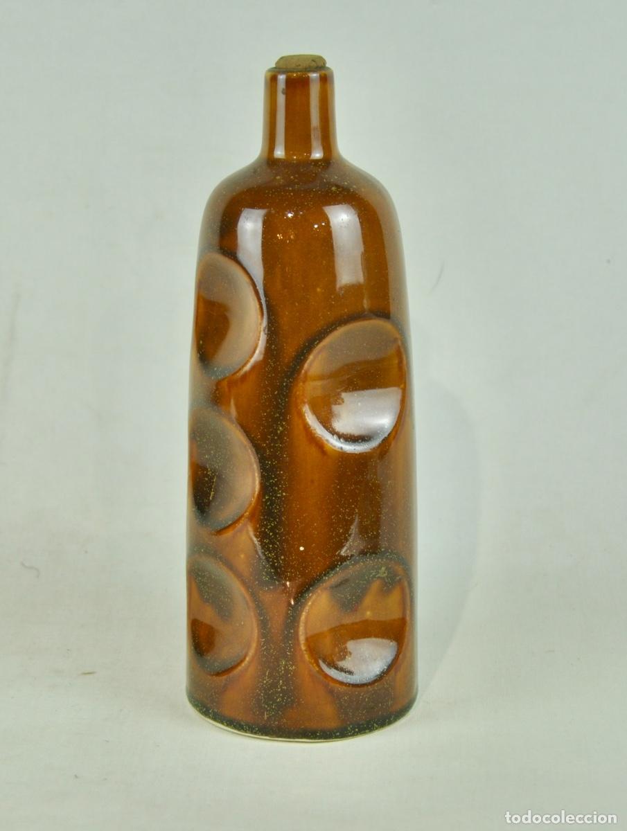 Botellas antiguas: Botella licor en loza marr&oacute;n - Foto 1