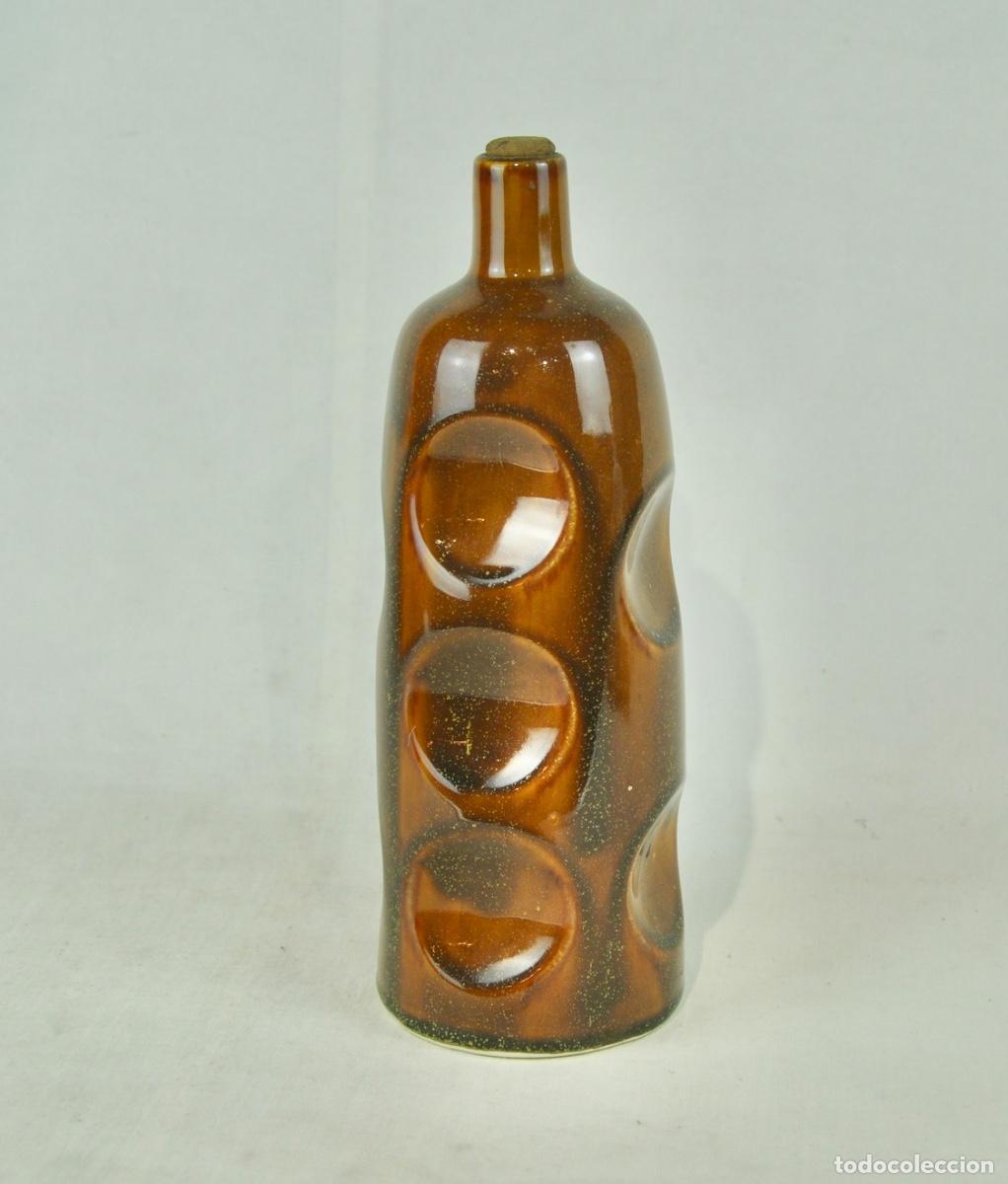 Botellas antiguas: Botella licor en loza marr&oacute;n - Foto 2