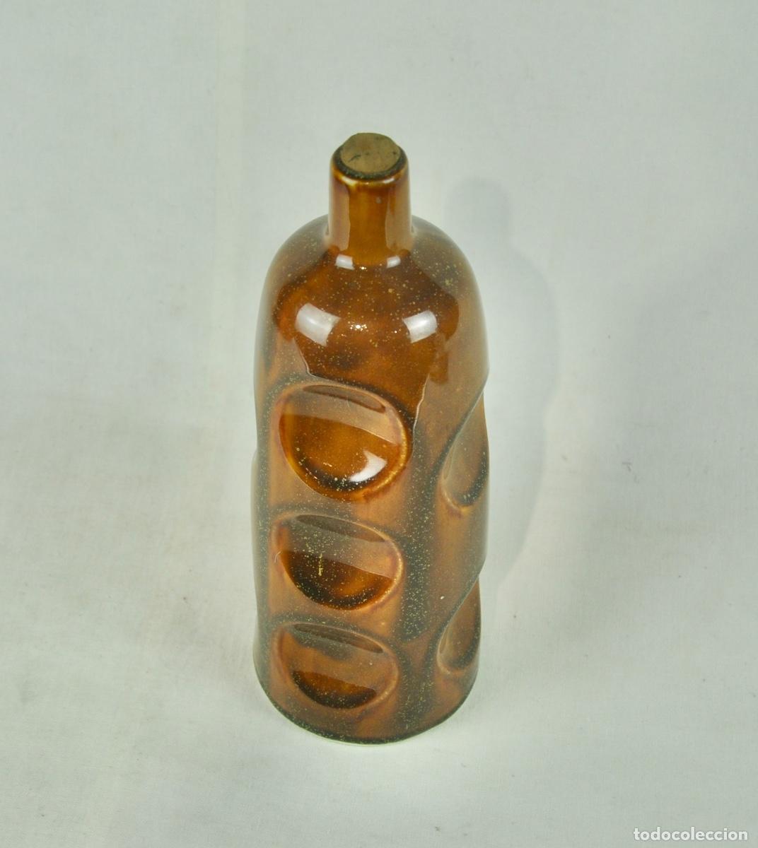 Botellas antiguas: Botella licor en loza marr&oacute;n - Foto 3