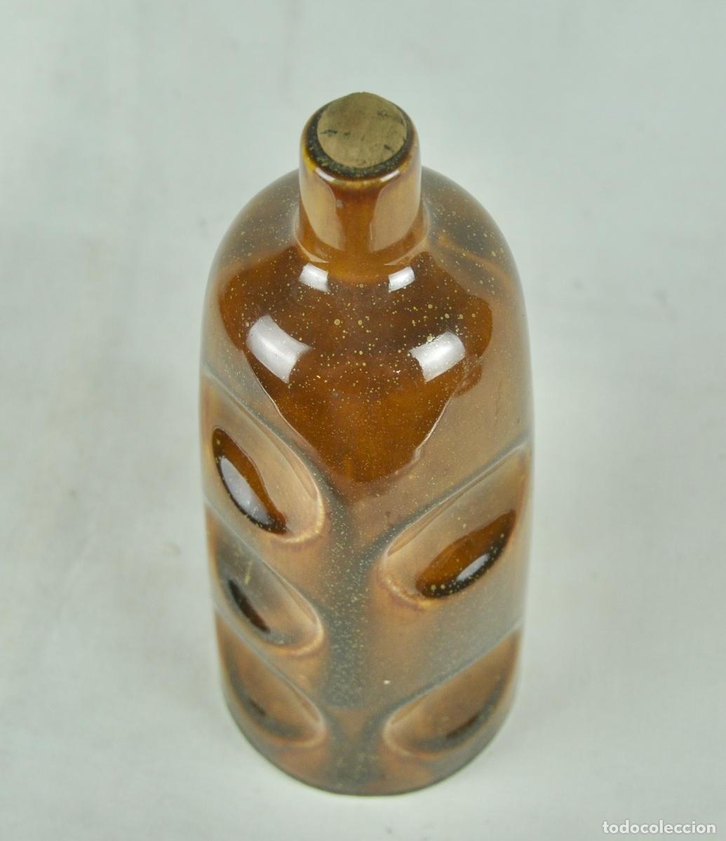 Botellas antiguas: Botella licor en loza marr&oacute;n - Foto 5