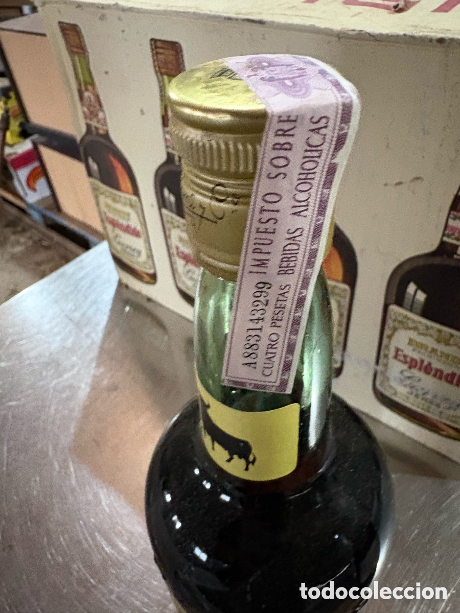 Botellas antiguas: Botella de brandy veterano de Osborne. - Foto 2