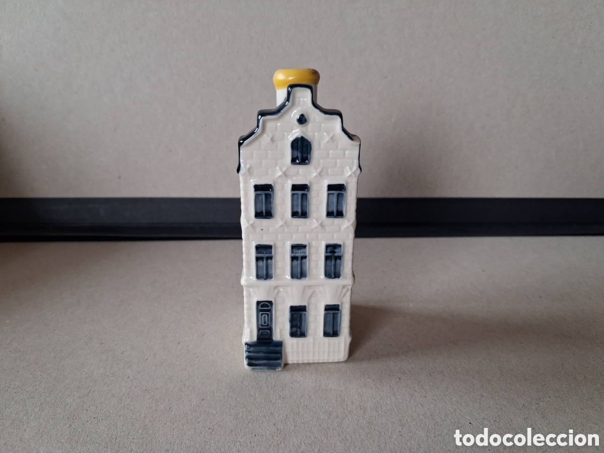 Botellas antiguas: Casita botella en cer&aacute;mica de Delft