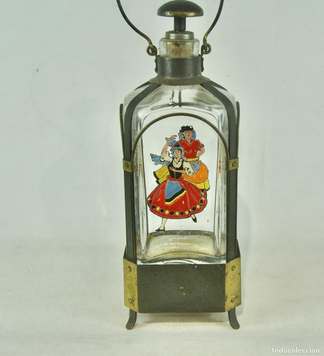 Botellas antiguas: Botella de oporto con dibujos regionales