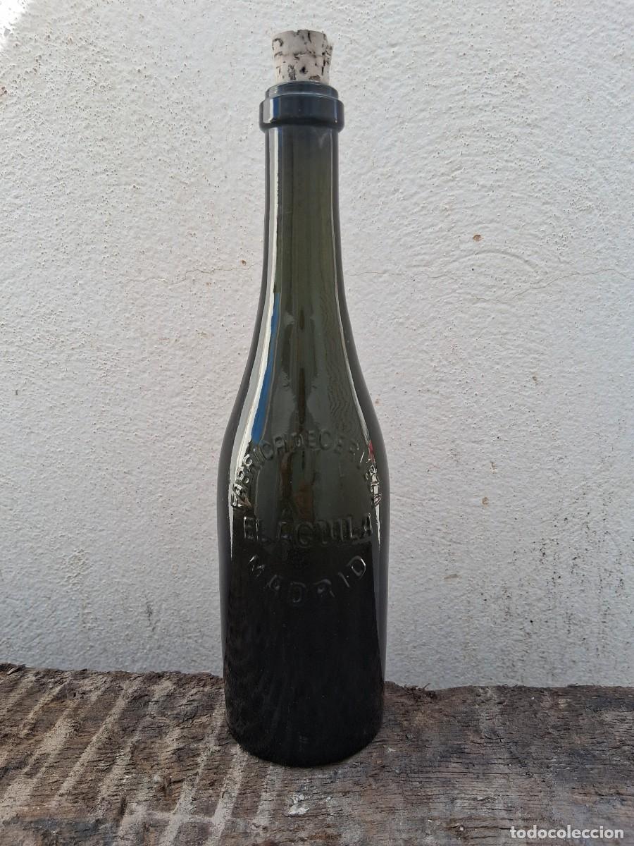 Botellas antiguas: Botella antigua con boca de corcho relieve El aguila