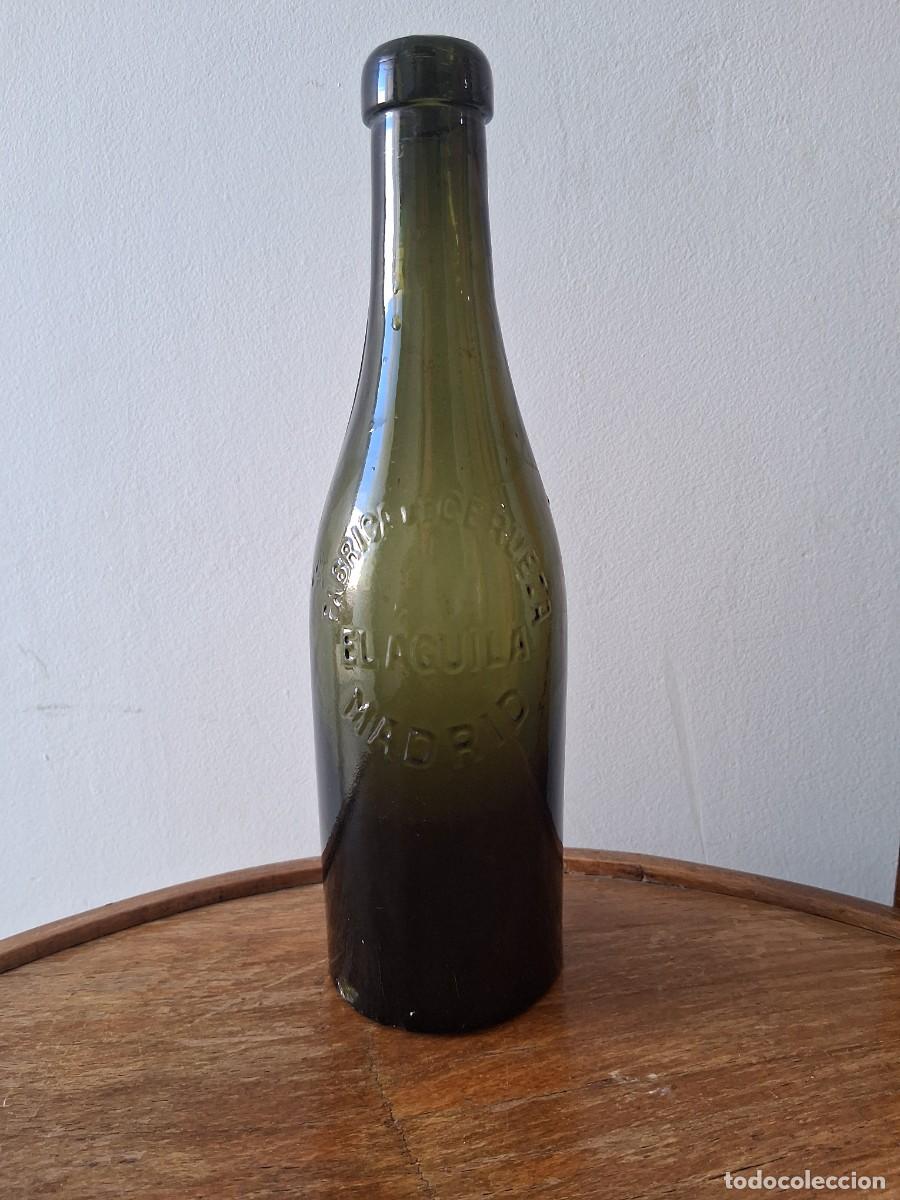 Botellas antiguas: Botella antigua con boca de corcho relieve El aguila