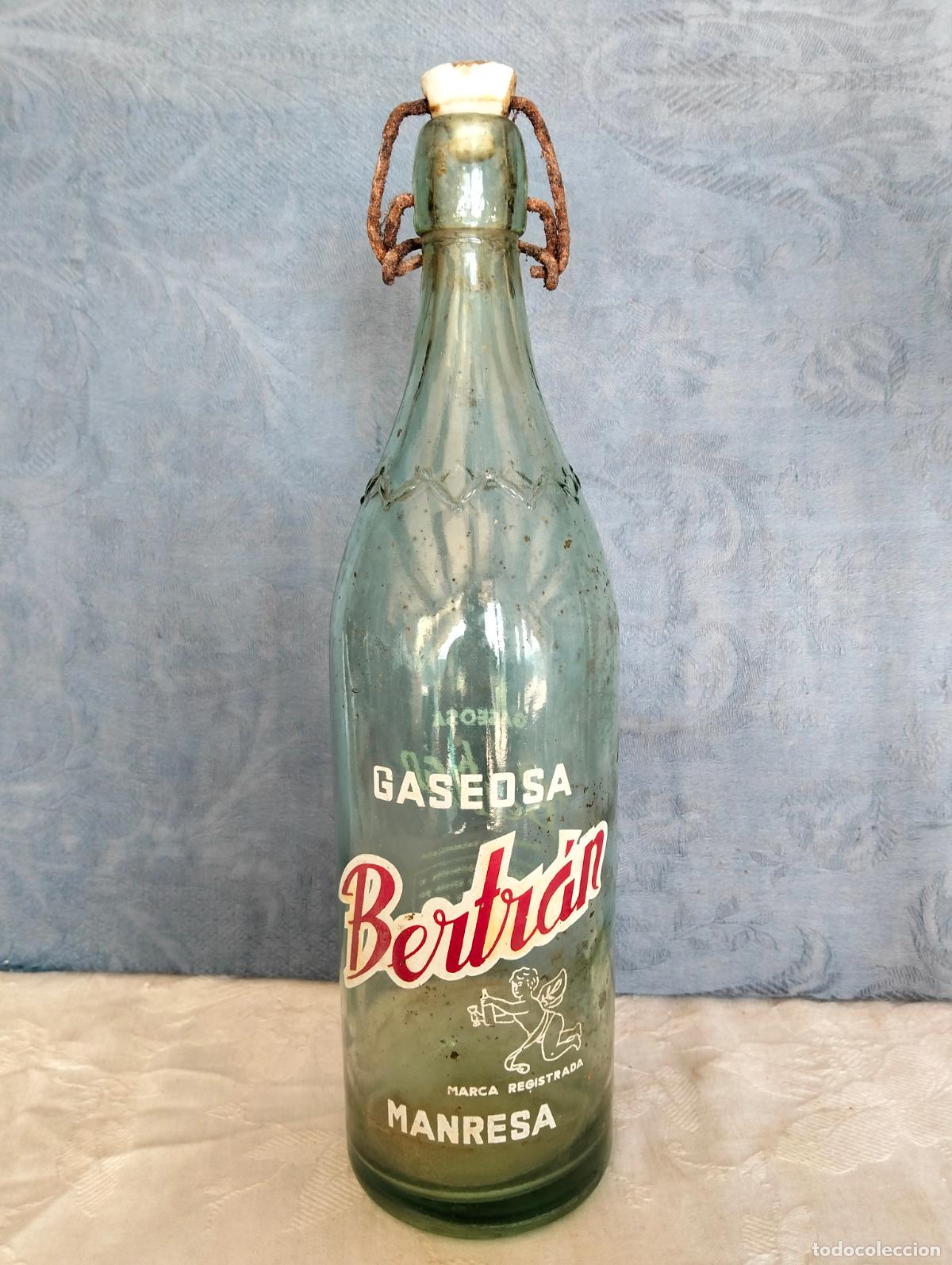 Botellas antiguas: Botella de gaseosa antigua de cristal Bertr&aacute;n Manresa