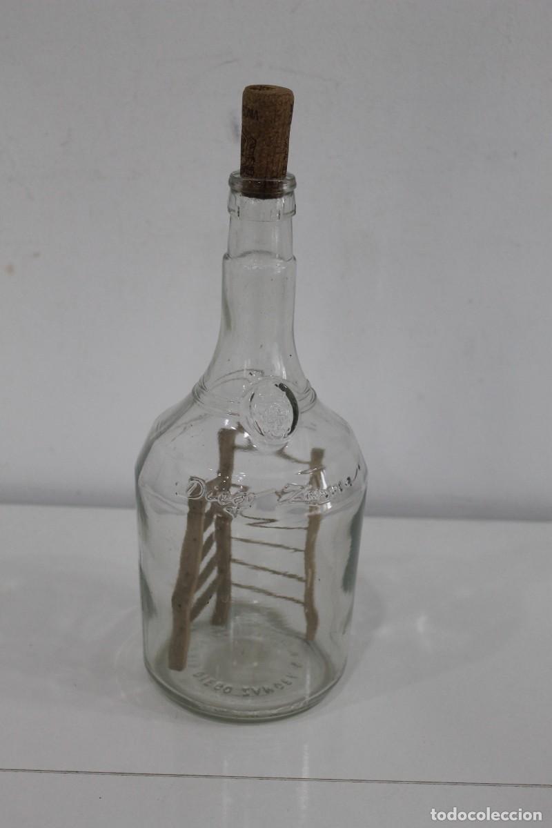 Botellas antiguas: BOTELLA CRISTAL DIEGO ZAMORA CARTAGENA CON OBJETO EN INTERIOR
