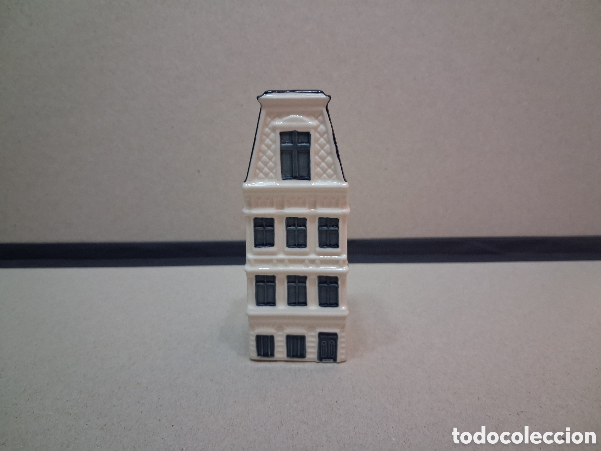Botellas antiguas: Casita botella en cer&aacute;mica de Delft