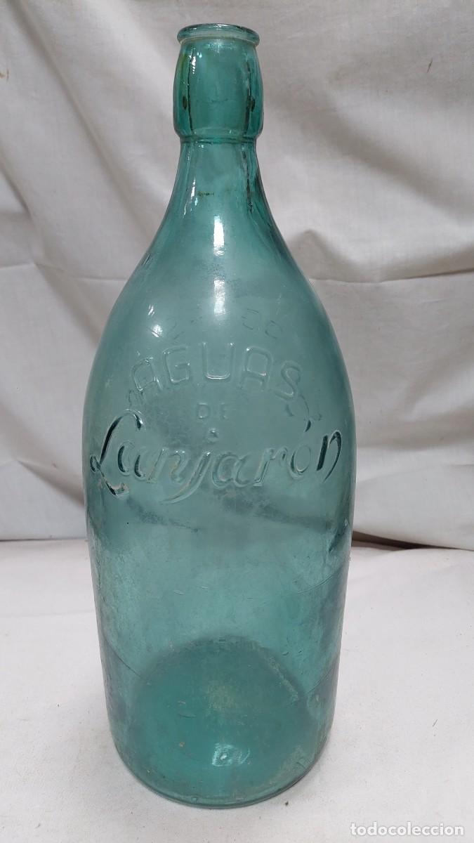 Botellas antiguas: Antigua gran botella relieve Aguas de Lanjaron