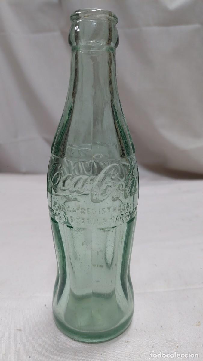 Botellas antiguas: Antigua botella coca cola en relieve Abril 1958