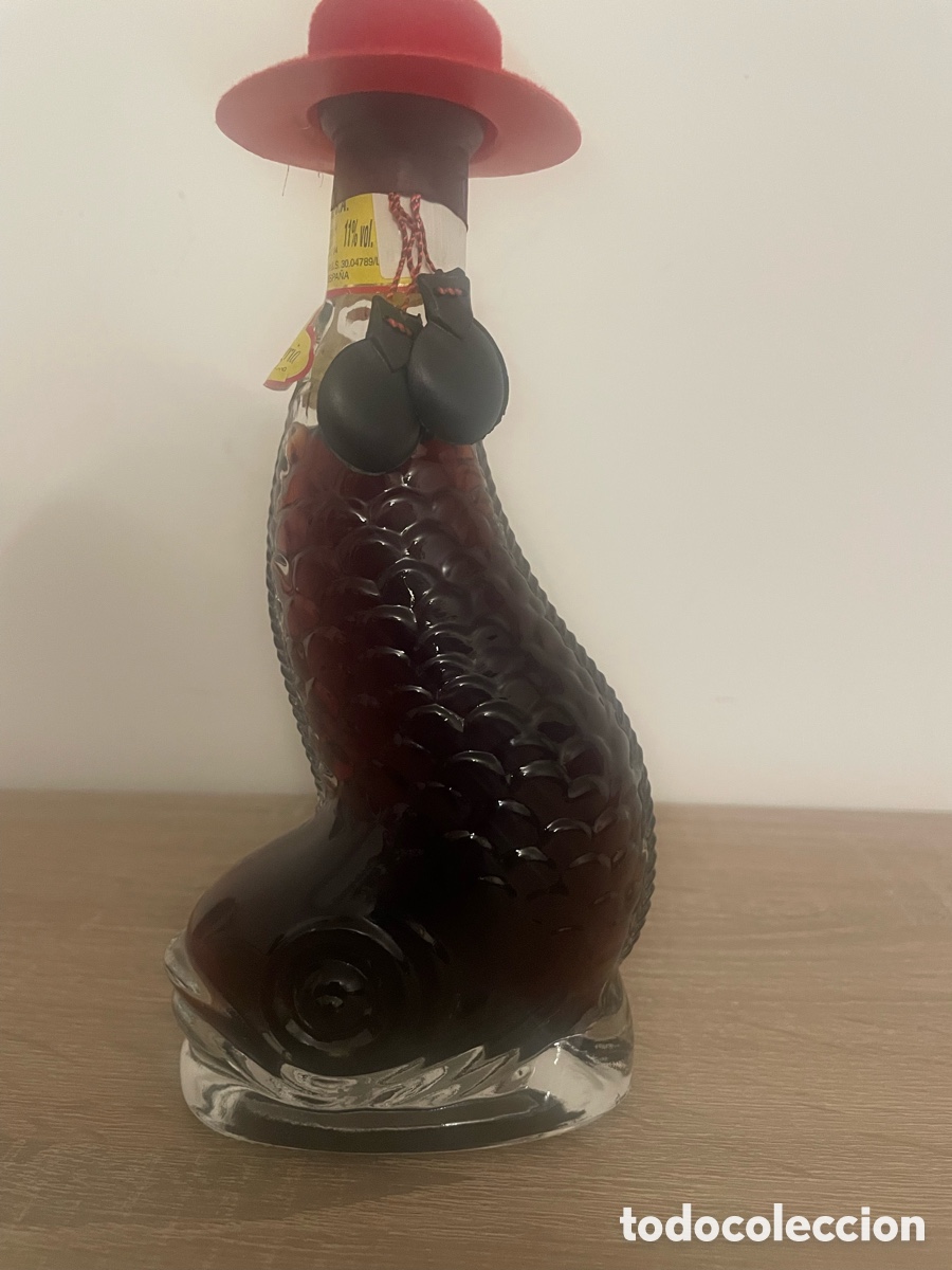 Botellas antiguas: Botella Souvenir Sangr&iacute;a Bodegas Garc&eacute;s Forma Pez Vidrio Soplado Sellada A&ntilde;os 90
