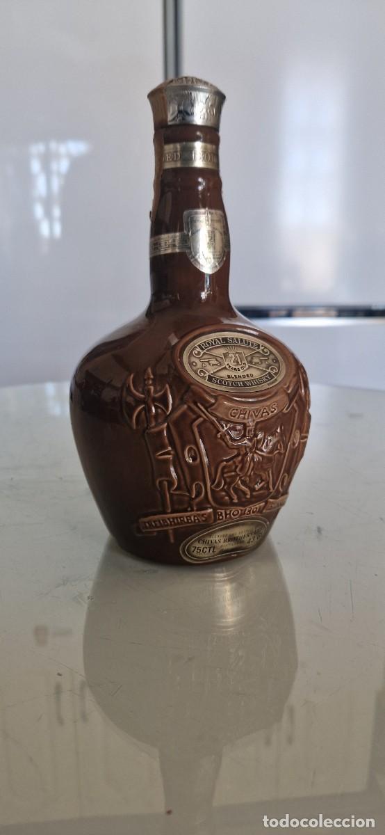 Botellas antiguas: Botella Chivas 21 Royal Salute (vac&iacute;a)
