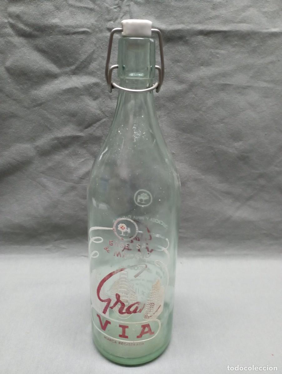 Botellas antiguas: GRAN V&Iacute;A. Madrid. Botella de gaseosa. - Foto 2