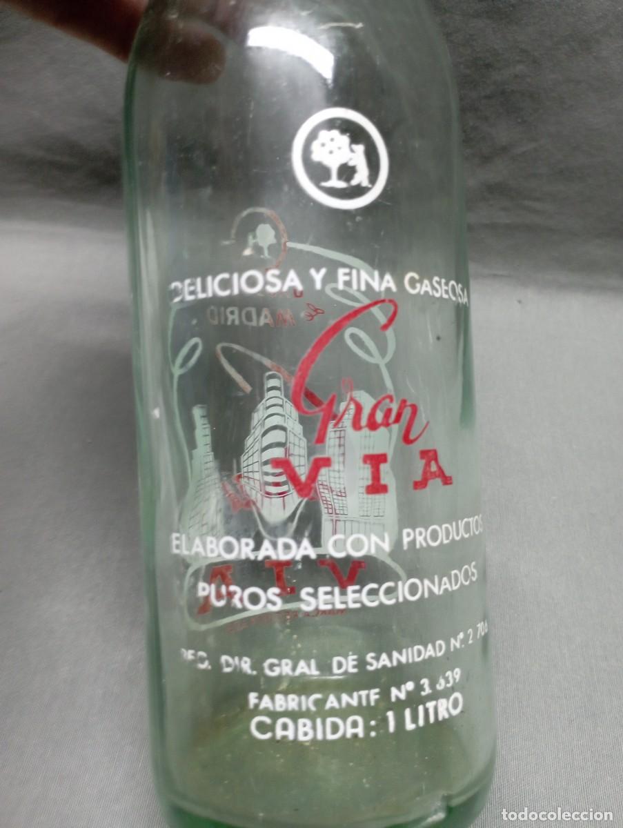 Botellas antiguas: GRAN V&Iacute;A. Madrid. Botella de gaseosa. - Foto 3
