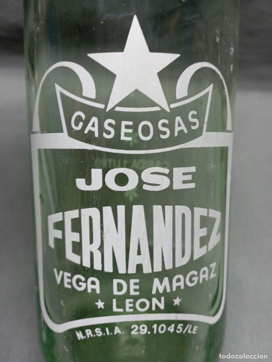 Botellas antiguas: JOS&Eacute; FERN&Aacute;NDEZ. Vega de Magaz (Le&oacute;n). Botella de gaseosa.