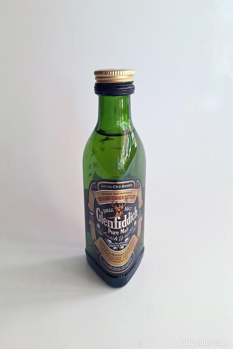 Botellas antiguas: Botellita miniatura de colecci&oacute;n Whisky Glenfiddich Single Malt 12 a&ntilde;os - Cristal - Llena