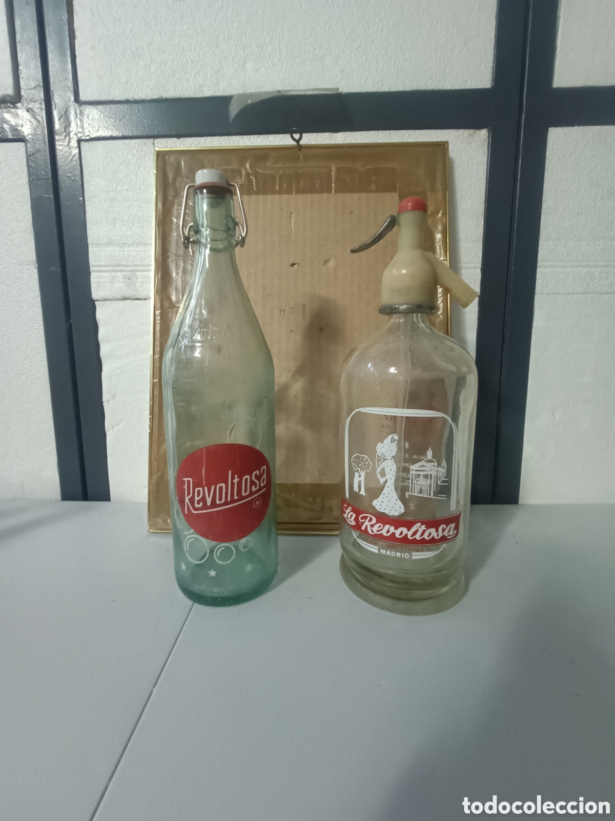 Bottiglie antiche: Sif&oacute;n de gaseosa La Revoltosa + Botella de gaseosa de un litro