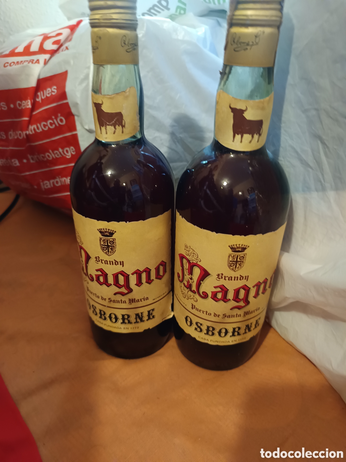 Botellas antiguas: Dos botellas de brandy