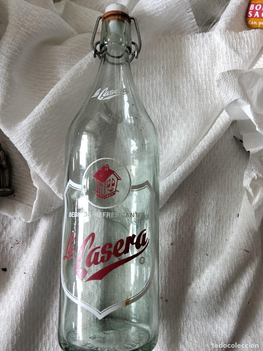 Botellas antiguas: BOTELLA DE GASEOSA LA CASERA - Foto 1