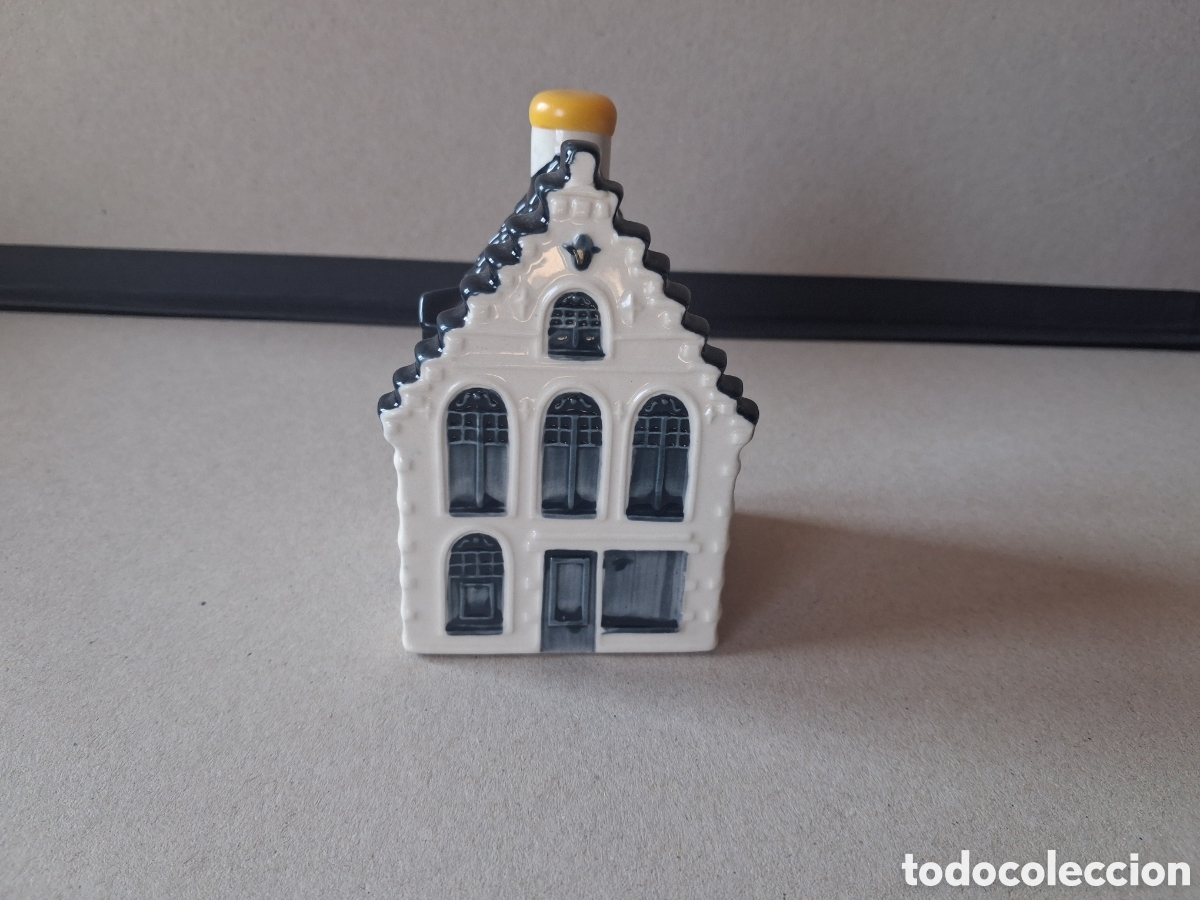 Botellas antiguas: Casita botella en cer&aacute;mica de Delft