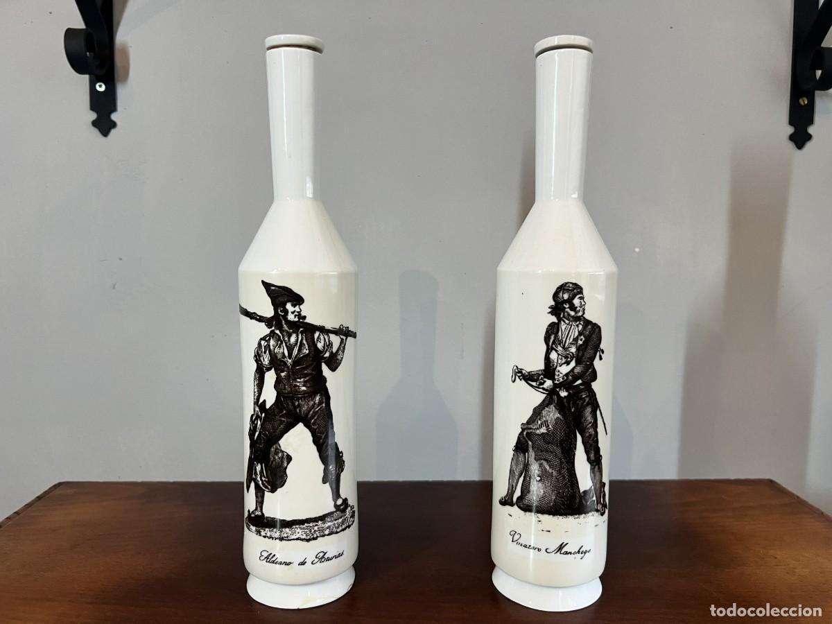 Botellas antiguas: Pareja de botellas de porcelana de Bidasoa. Colecci&oacute;n Trajes de Espa&ntilde;a. Con tapones