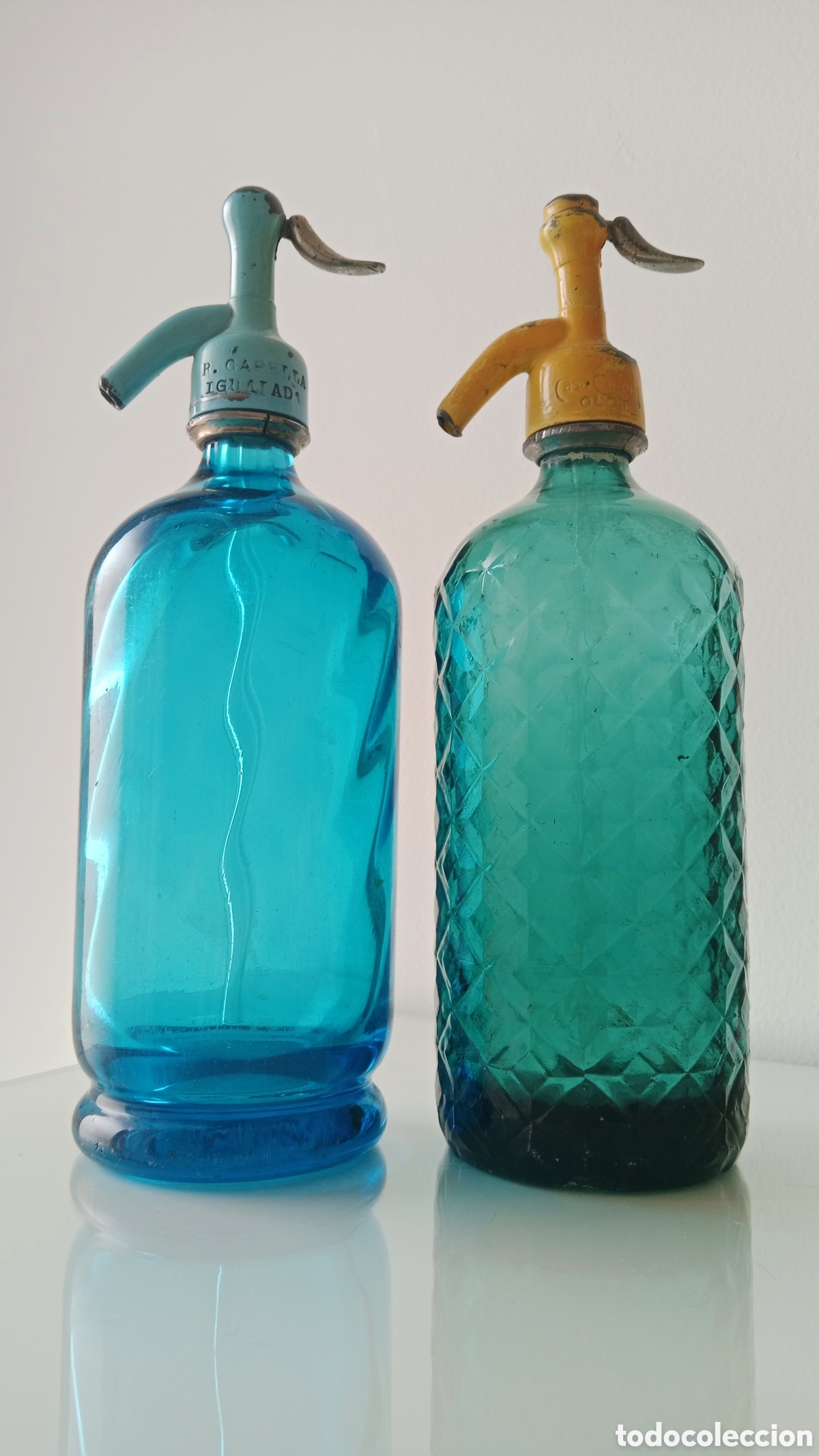 Botellas antiguas: Lote 2 Sifones de Colecci&oacute;n, Azul y Verde, Tapones de Plomo.