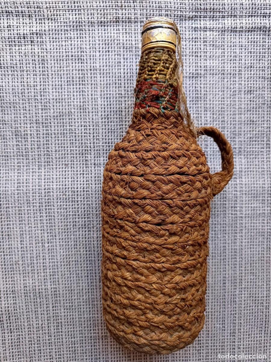 Botellas antiguas: Gran botella forrada de esparto.
