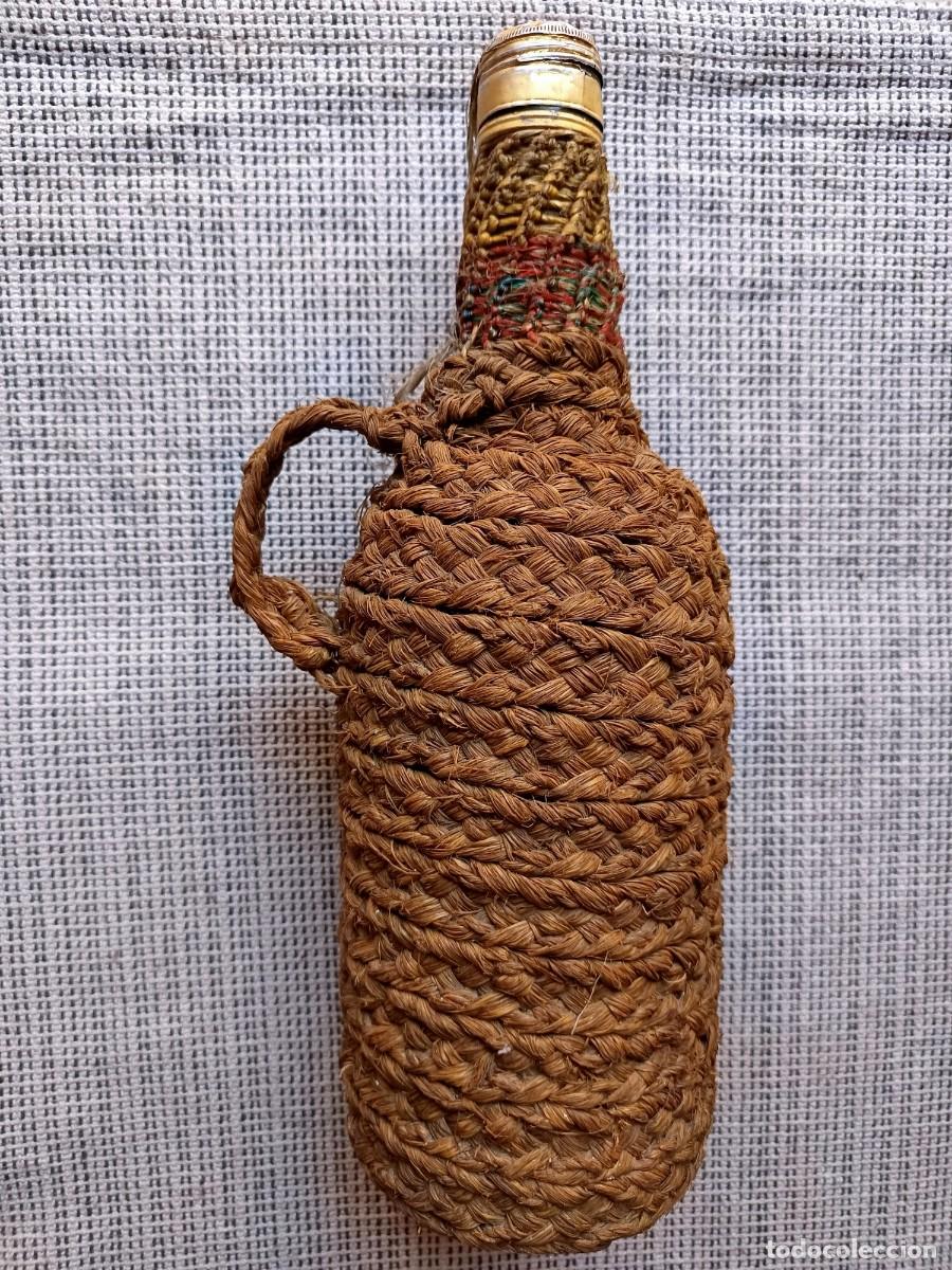Botellas antiguas: Gran botella forrada de esparto. - Foto 2