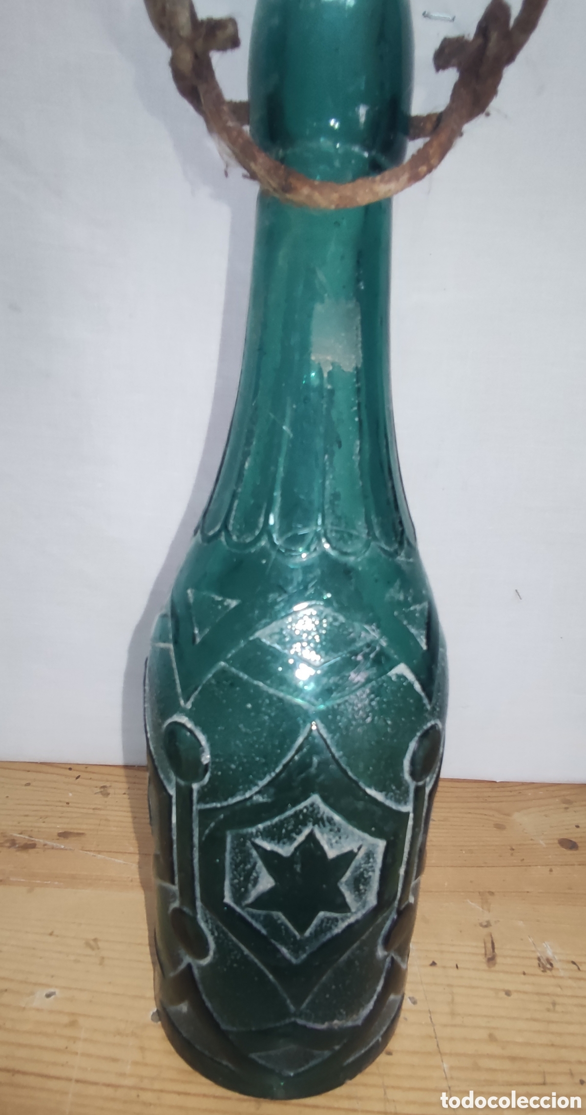 Botellas antiguas: Antigua botella tallada verde