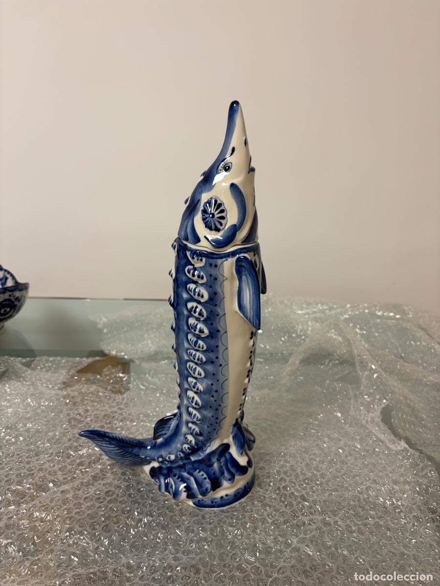 Botellas antiguas: Botella en forma de pez de porcelana rusa Gzhel / Гжель pintada a mano