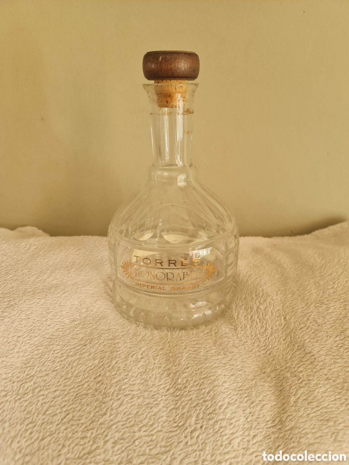 Botellas antiguas: antigua Torres Honorable Imperial Brandy (Vac&iacute;a, con tap&oacute;n original)