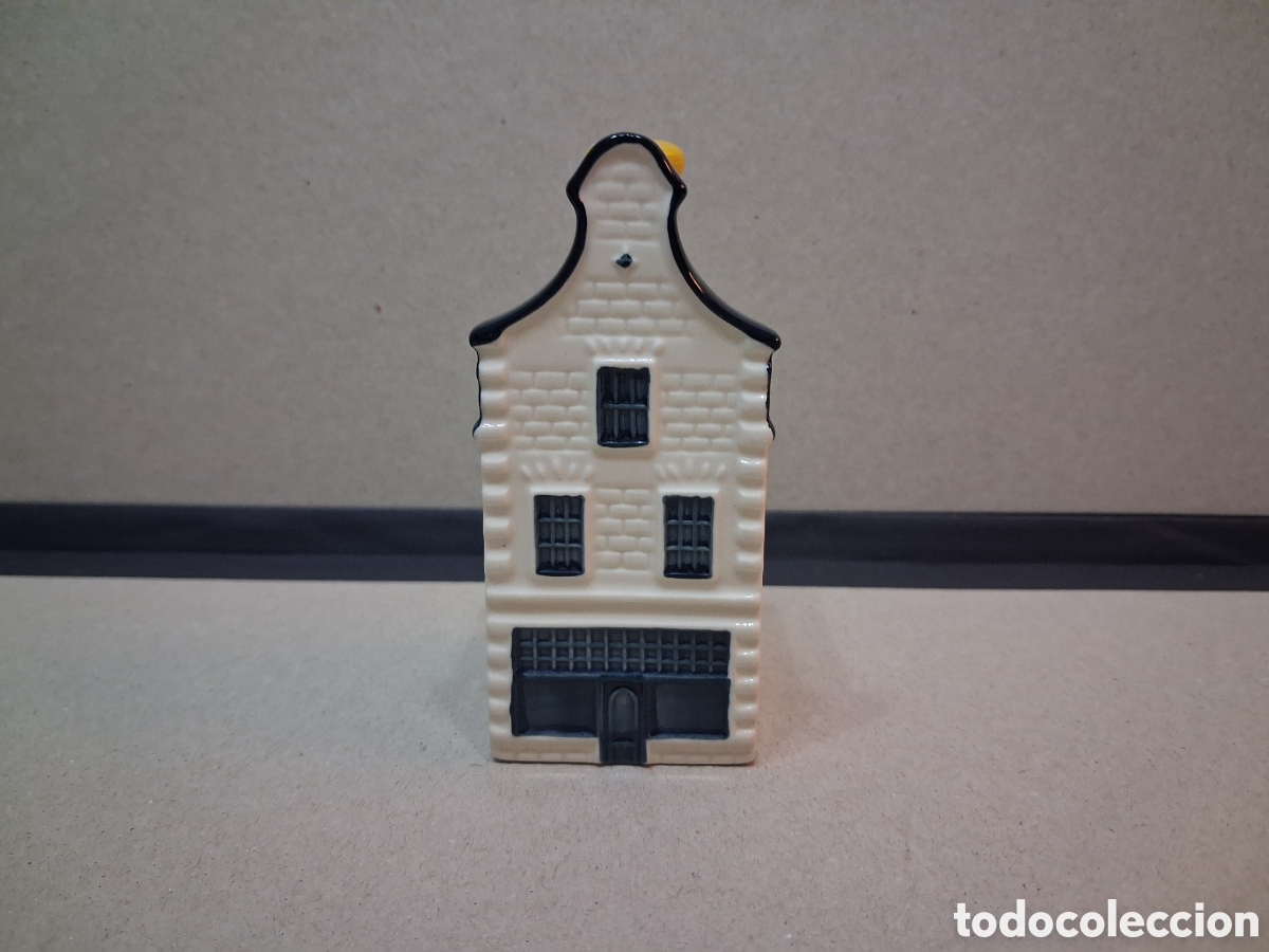 Botellas antiguas: Casita botella en cer&aacute;mica de Delft