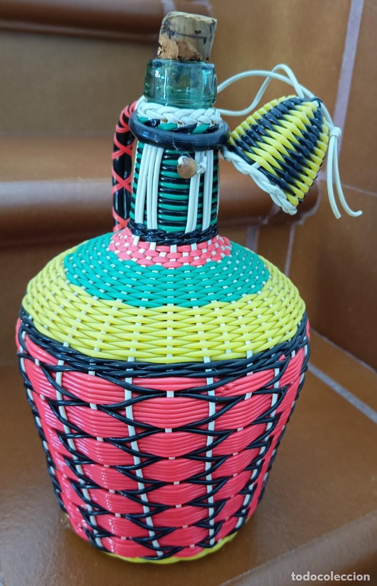 Botellas antiguas: BOTELLA DAMAJUANA FORRADA DE PL&Aacute;STICO TRENZADO