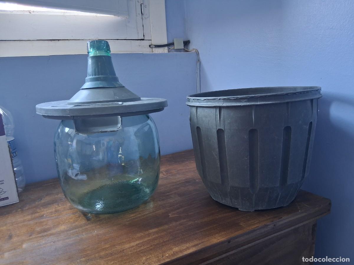 Botellas antiguas: Botella damajuana garrafa de cristal 8 litros con funda para el vino bodega