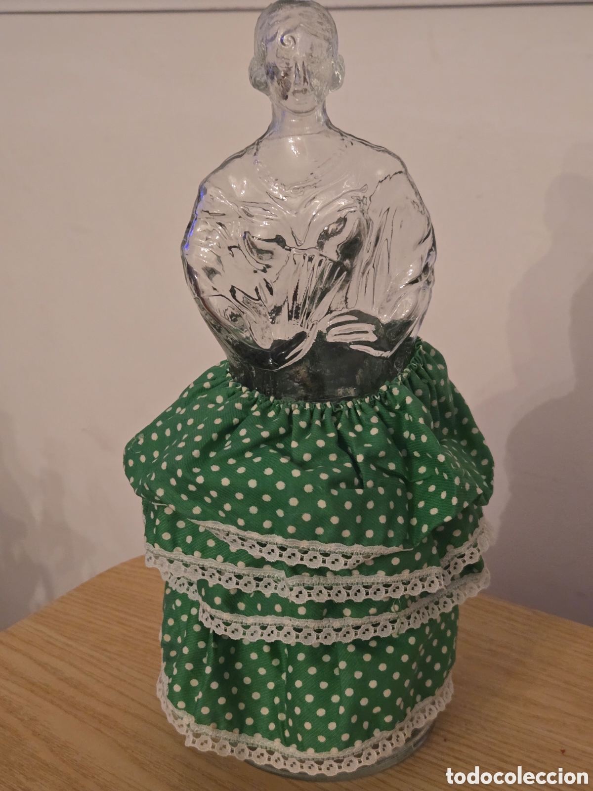 Botellas antiguas: Antigua botella vidrio con forma de flamenca y falda de lunares