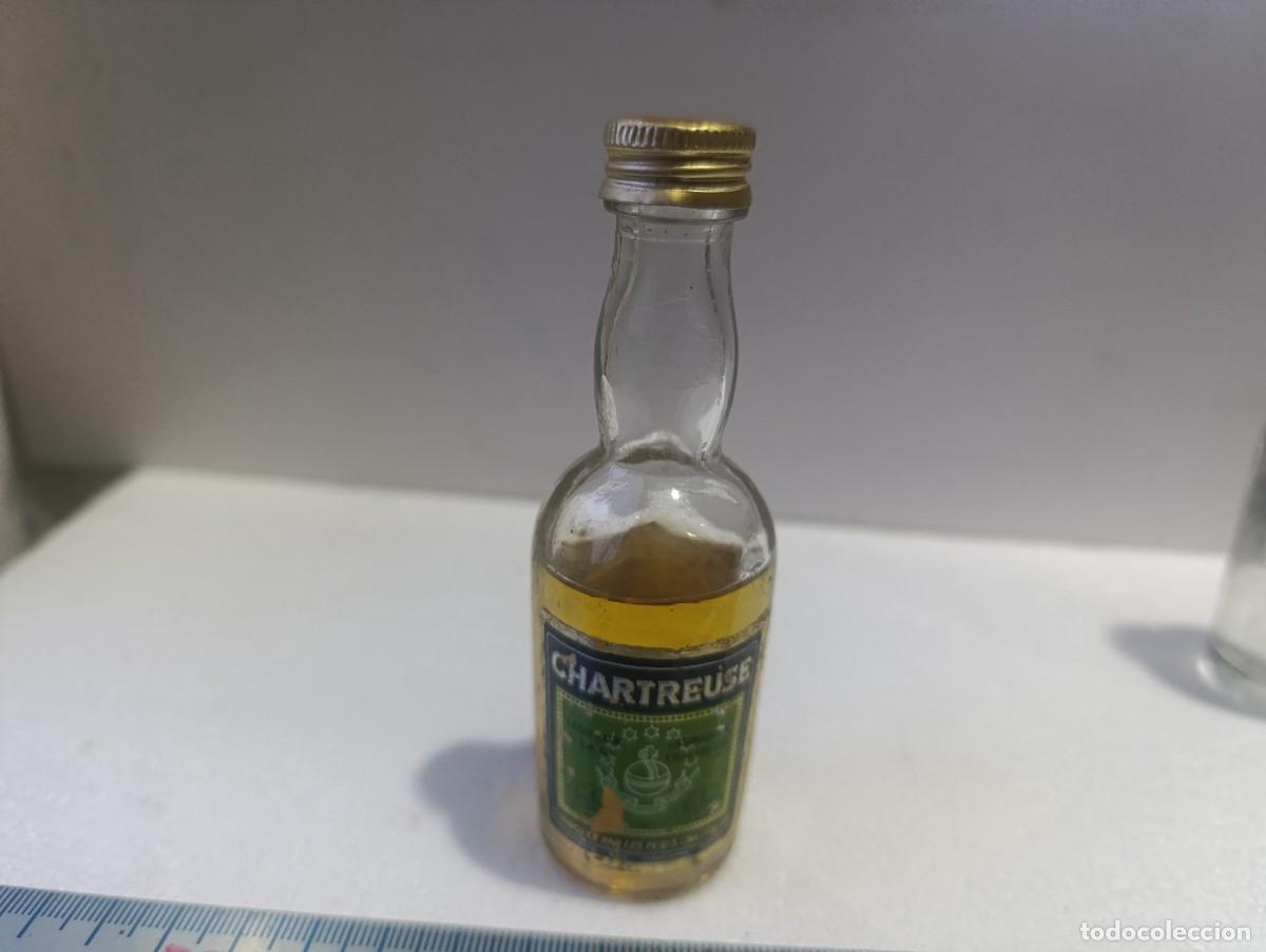 Botellas antiguas: BOTELLA PEQUE&Ntilde;A DE CHARTREAUSE AMARILLO TARRAGONA - ABIERTA - BOTELLIN