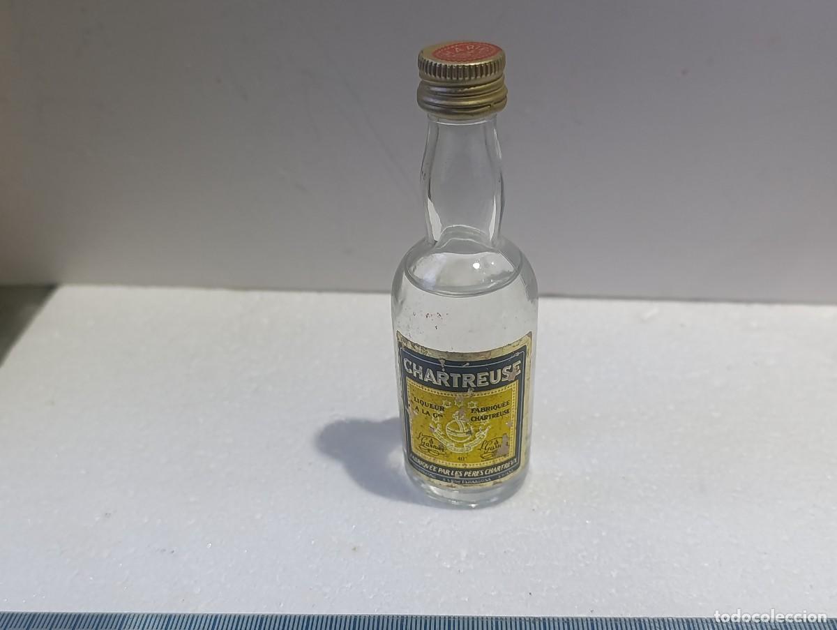 Botellas antiguas: BOTELLA PEQUE&Ntilde;A DE CHARTREAUSE BLANCO TARRAGONA - ABIERTA - BOTELLIN