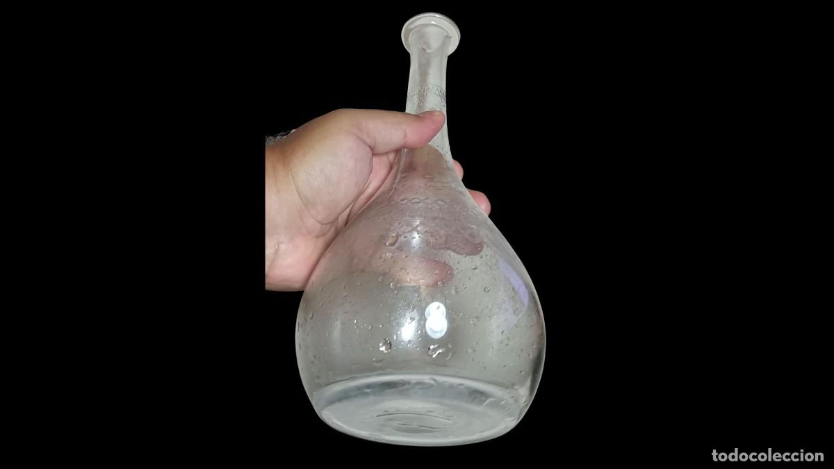 Botellas antiguas: botella de cristal cuello largo y estrecho con un cuerpo esf&eacute;rico talla + tapon, Antiguo