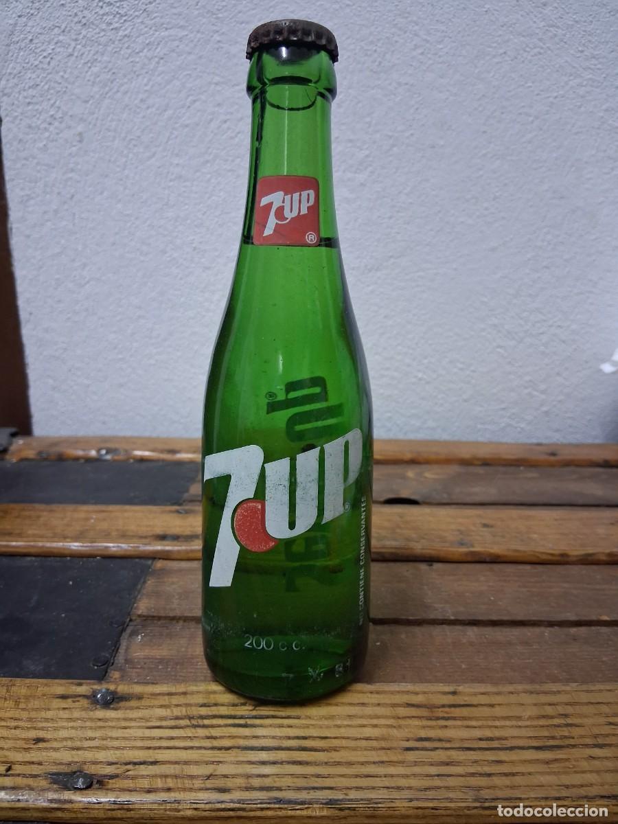 Botellas antiguas: Botella serigrafia llena con chapa de refresco 7 UP 7UP SEVEN