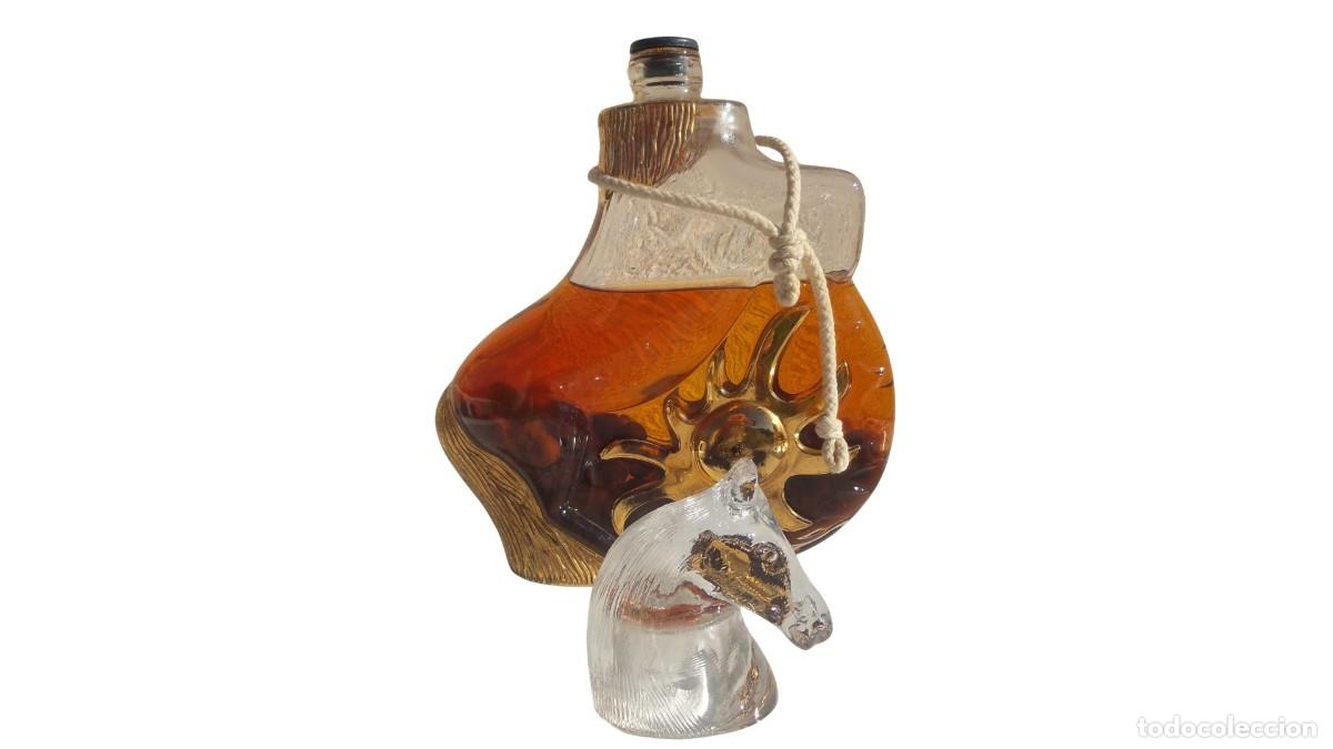 Alte Flaschen: BOTELLA FIGURA CABALLO - VIDRIO MOLDEADO CON SOL DORADO - MIDELE DEPOS&Eacute; G - A&Ntilde;OS 50/60