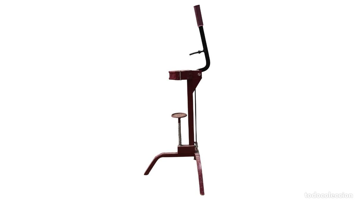 Bouteilles anciennes: M&aacute;quina encorchadora manual de pie dise&ntilde;ada para sellar botellas de vino o sidra con corchos.