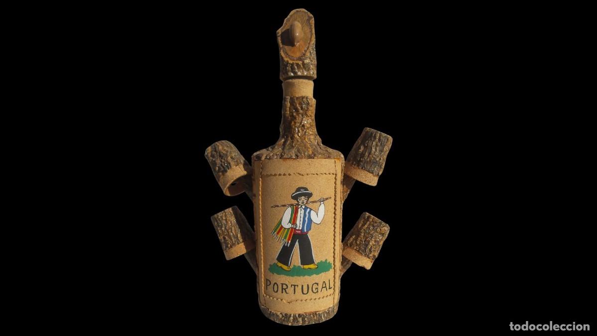 Botellas antiguas: BOTELLA SOUVENIR PORTUGUESA CON 4 VASOS CHUPITO - CORCHO CORTEZA DE ALCORNOQUE - A&Ntilde;OS 60/70