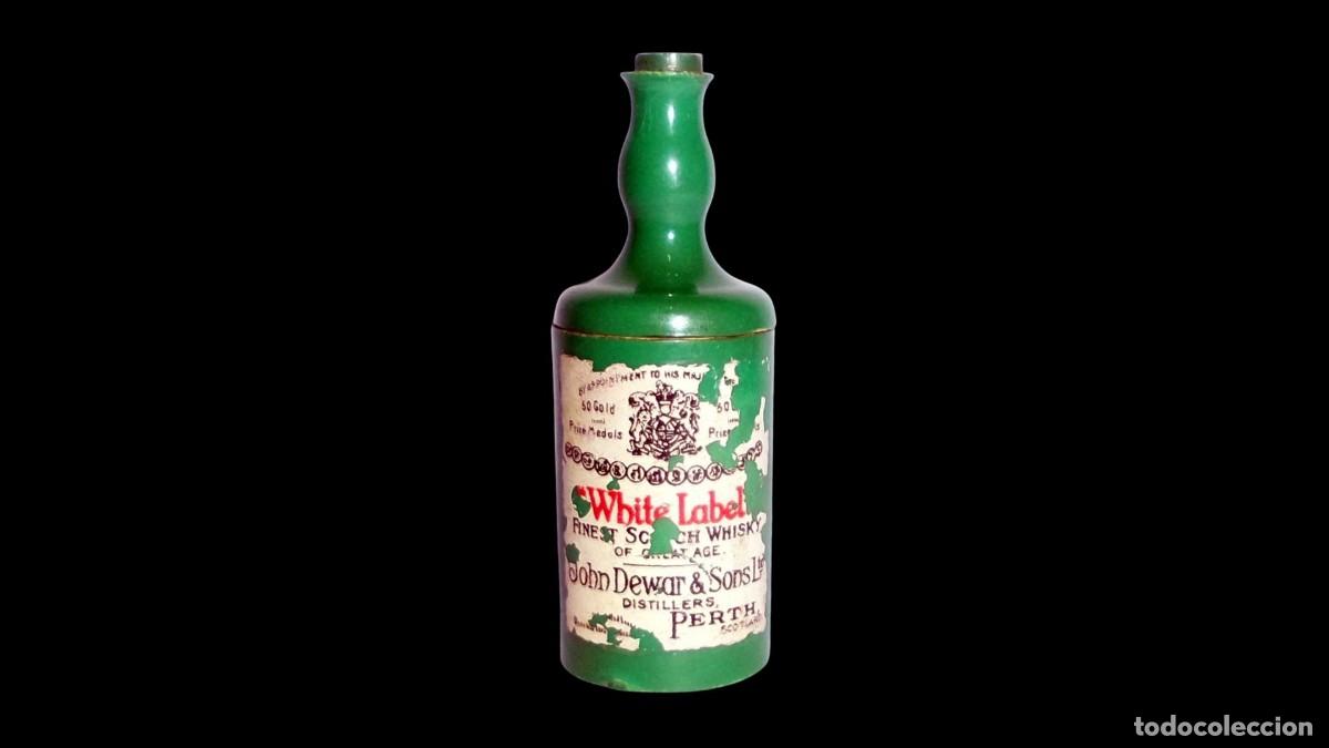 Bouteilles anciennes: MINI BOTELLA-CUBILETE DE DADOS PROMOCIONAL - &rdquo;DEWAR'S WHITE LABEL&rdquo; - VERDE - A&Ntilde;OS 60/70 - VINTAGE