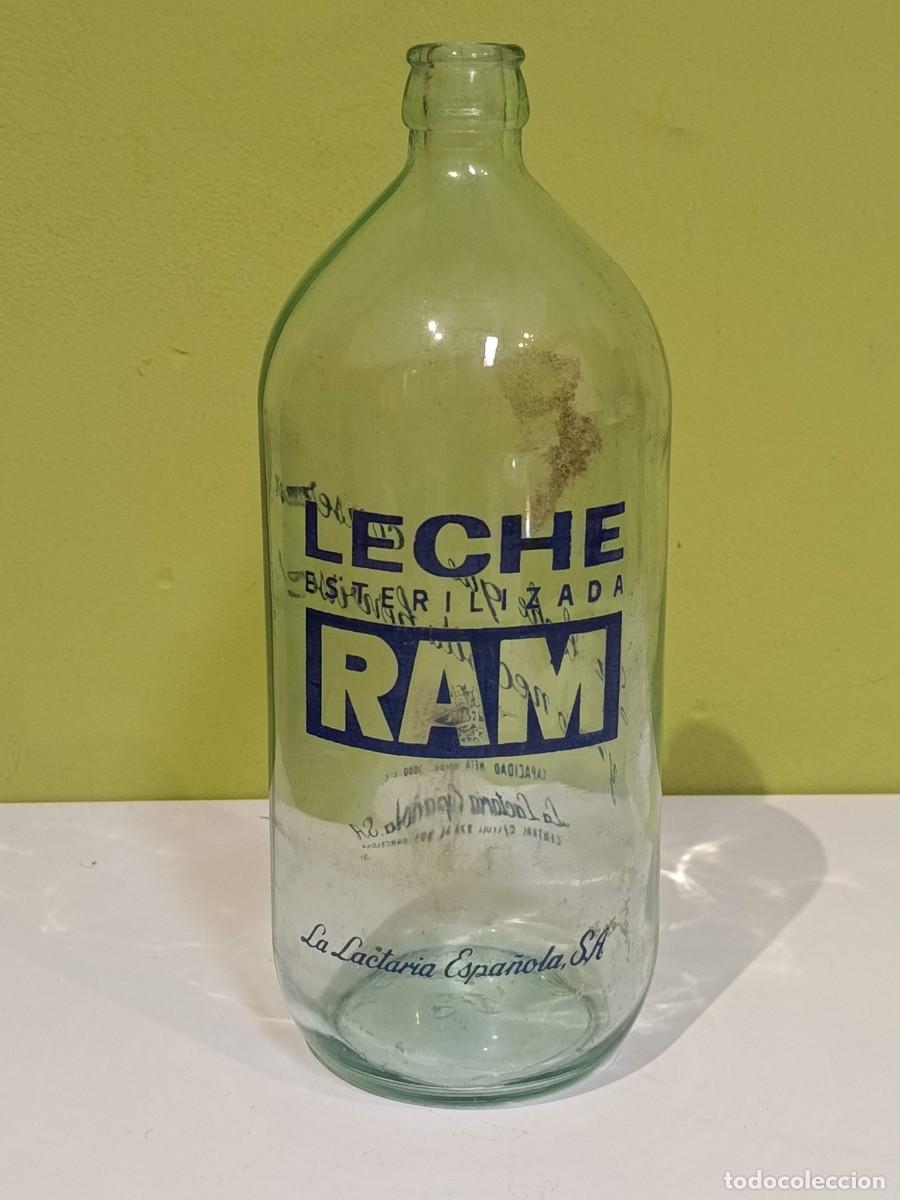 Botellas antiguas: Antigua botella de leche RAM - Foto 1