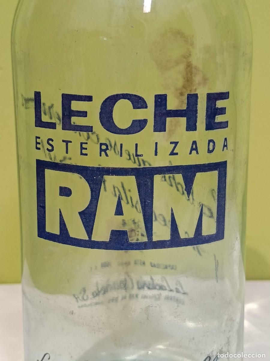 Botellas antiguas: Antigua botella de leche RAM - Foto 2