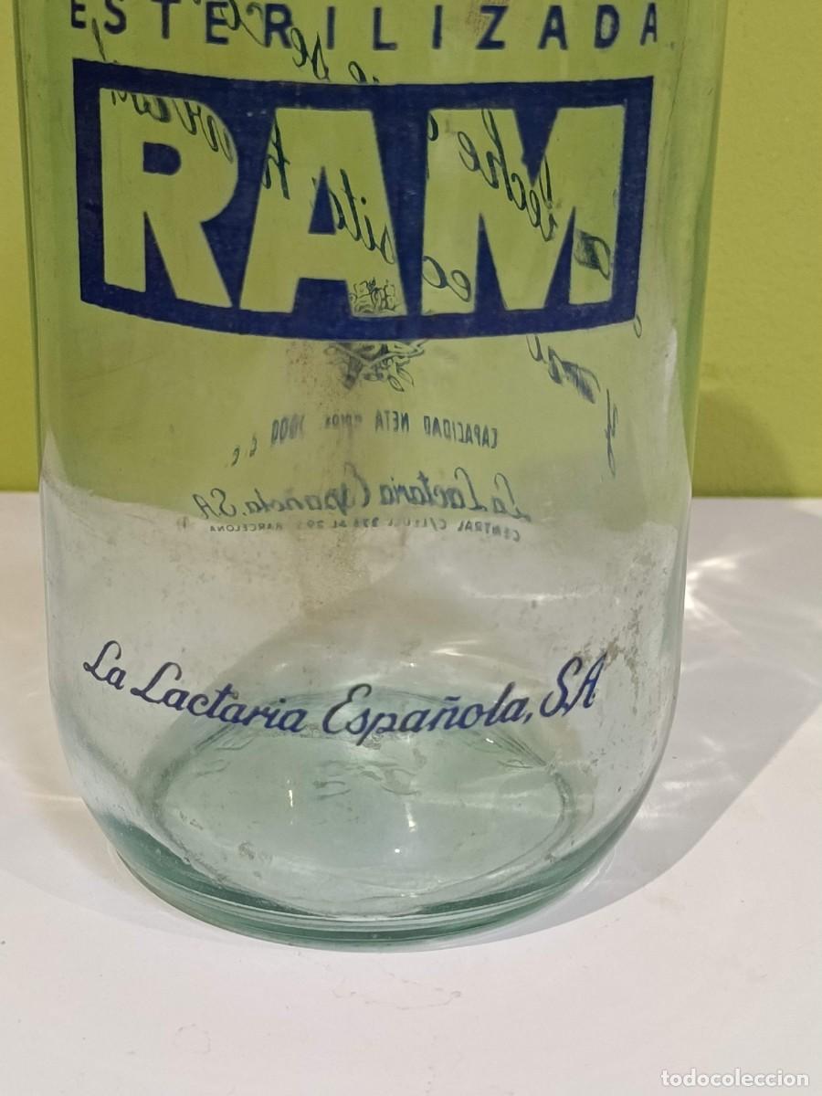 Botellas antiguas: Antigua botella de leche RAM - Foto 3