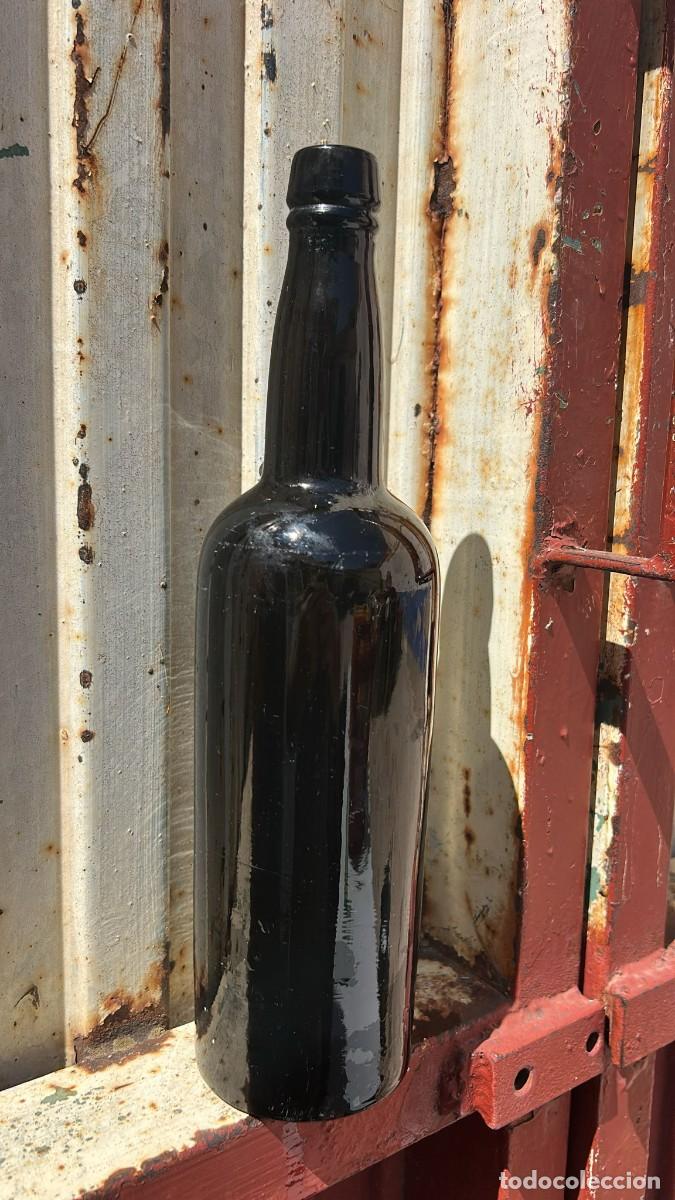 Botellas antiguas: BOTELLA ANTIGUA DE VIDRIO NEGRO CREO QUE DE VINO DE 32 CMS.